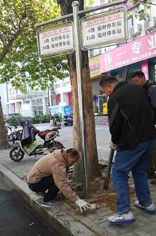 現(xiàn)場辦公，把整改成效落實(shí)到群眾心坎上