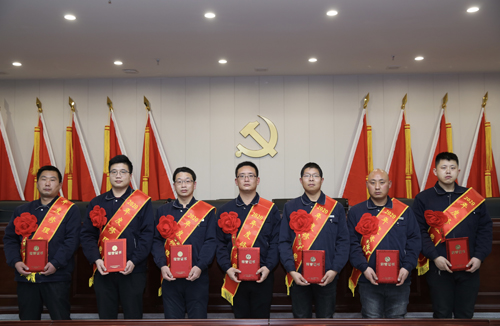 0206 修理能手從左至右依次為 邵冠峰、王寶玉、潘春樂、李龍、許特斯、韓利杰、寇增亮.jpg