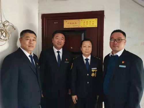 “一人得獎，全家光榮” 送“牌”上門，集團為標兵先進送去榮譽喜報牌匾