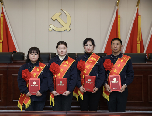 0207 從左至右依次為 點(diǎn)鈔能手王璐、充值能手孫昭娣、教學(xué)能手王慧娟、孫衛(wèi)東.jpg