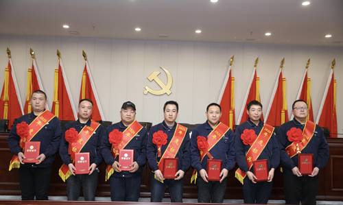 0202  標(biāo)兵從左至右依次為 苗田、尤建鵬、劉德斌、褚聰偉、王占峰、解偉強(qiáng)、馬群藝.jpg